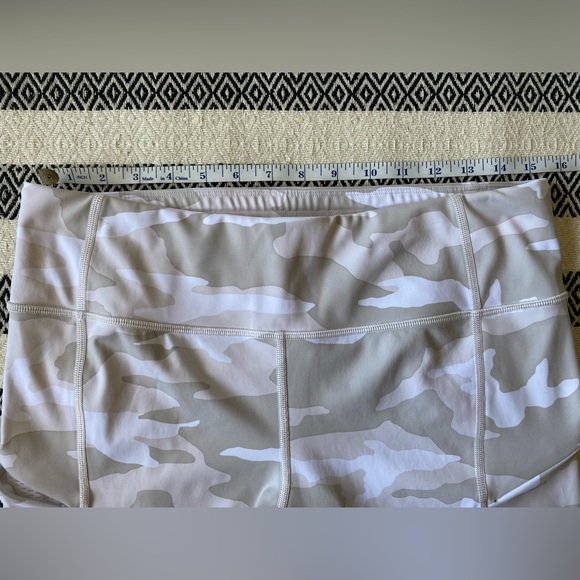 Athleta Light Camo Print 7/8 Leggings - Large - Picture 7 of 11